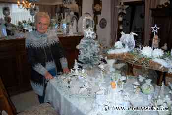 Christiane (85) tovert haar woonkamer om tot winterlandschap, volledig in kant en wol: “Alles moet perfect zijn”