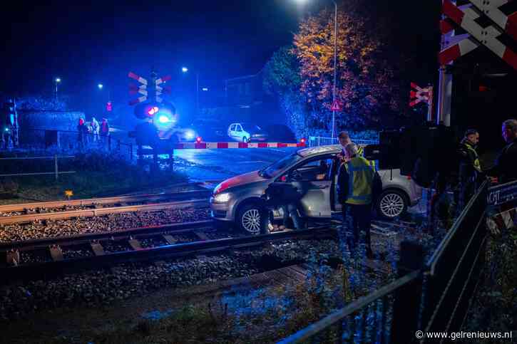 Automobilist belandt op het spoor in Rheden