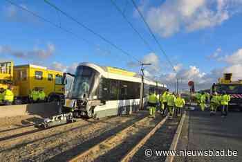 Kusttram ontspoord door zandophopingen: bestuurder naar ziekenhuis