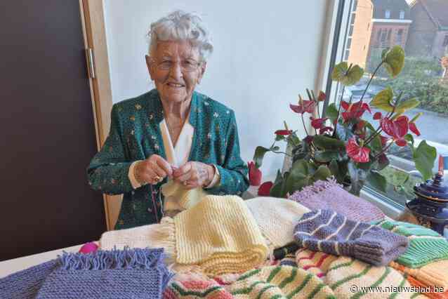 Laura (99) breit al negen jaar mutsen en sjaals voor het goede doel: “Het doet deugd om te weten dat ik daar een kindje blij mee kan maken”