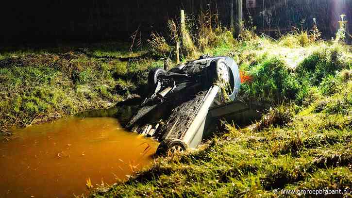 Auto belandt ondersteboven in sloot en drijft tientallen meters verder