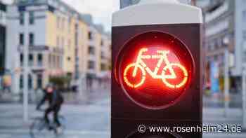 Radfahrer ignoriert rote Ampel und verursacht Unfall in Rosenheim