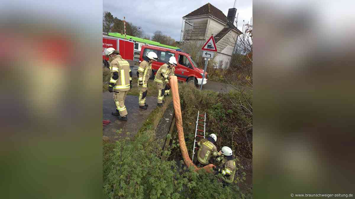 Oelber: Riesige Wasserverschmutzung mit Feuerwehreinsatz