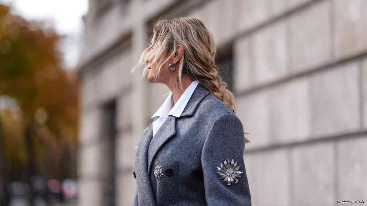 Mit dem Frisuren-Trend "Hair Tinsel" kommen wir in Weihnachtsstimmung