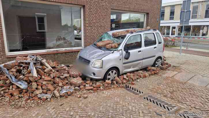 Gevel van oud winkelpand valt op auto: 'Dikke pech'