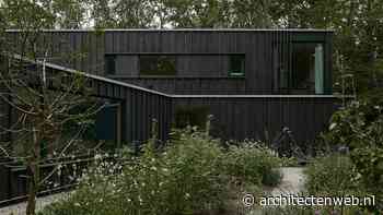 Een houten villa genesteld in het bos