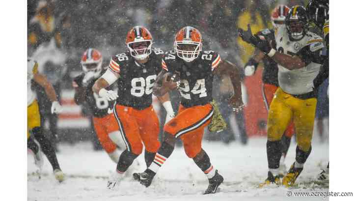 Browns overcome miscues, snow to take down Steelers