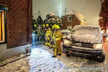 Auto ramt woning, bestuurder ongedeerd