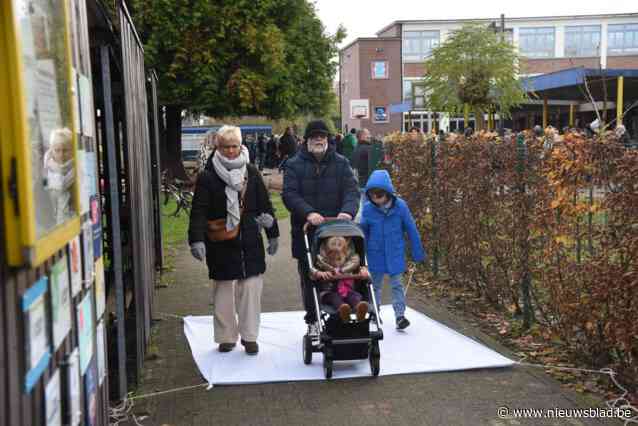 Grootouders VLEK-leerlingen getrakteerd op wandeling en kunst