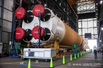 NASA begins stacking SLS rocket for Artemis 2 moon mission (photos)