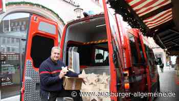 Feuerwehrmann sägt Weihnachtssterne für Verkaufsaktion