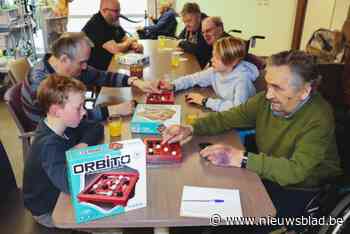 “Geschikt van 6 tot 99 jaar en verder”: Jong en oud rond de spelletjestafel in wzc Warmhof