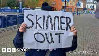 Why are some Man Utd fans booing boss Skinner?