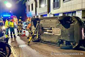 Dronken bestuurder (72) raakt geparkeerde wagens en belandt op flank