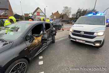 Verstrooide man rijdt door het rood en veroorzaakt ongeval