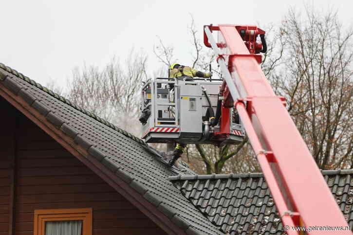 Brand in schoorsteen van campinggebouw slaat om zich heen