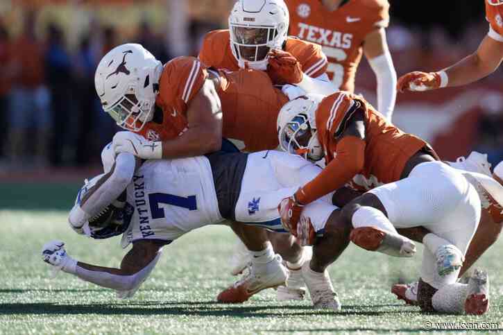 Texas defense shining again, Longhorns lead Kentucky 24-7 at halftime