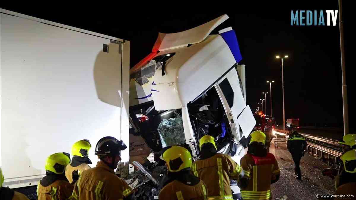 Slachtoffer uit vrachtwagen bevrijd na aanrijding tussen vrachtwagens A16 Moerdijkbrug