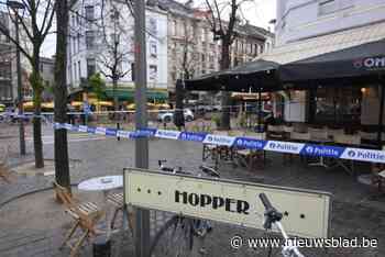 Kogelinslag aangetroffen in raam van bekend Antwerps café: politie start onderzoek