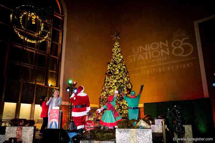 Hundreds pack Union Station for 9th annual tree lighting ceremony