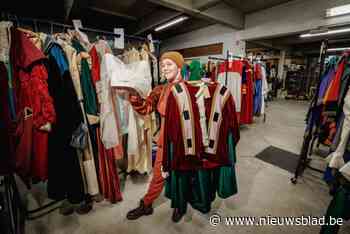 Hanswijkprocessie opent schatkamer met duizend kostuums voor verkoop: “Ik ben liefhebber van fantasy en ik draag ze graag”