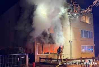 Hevige brand vernielt appartement in Bornem: drie bewoners naar ziekenhuis, veel schade aan flats