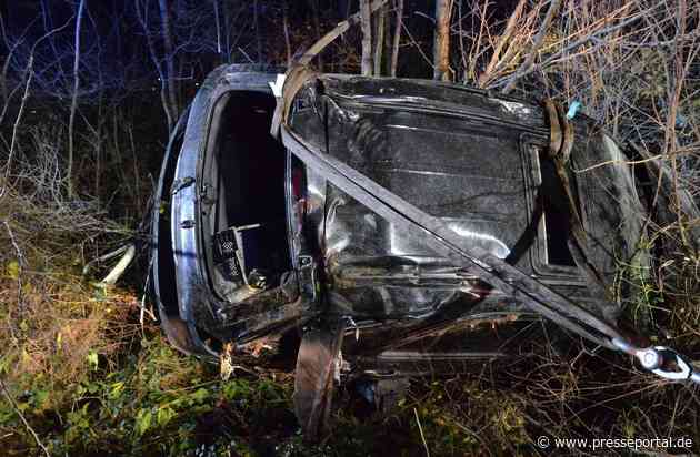 POL-HF: Kia überschlägt sich und stürzt in Böschung - Fahrer und Beifahrer flüchten