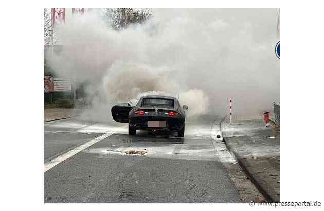 POL-STD: Mazda während der Fahrt in Brand geraten - Auto total zerstört - keine Personen verletzt