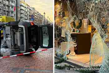 Jaguar ramt wagen en belandt in vitrine van schoenenwinkel na vreemd ongeval: “Flink geschrokken”