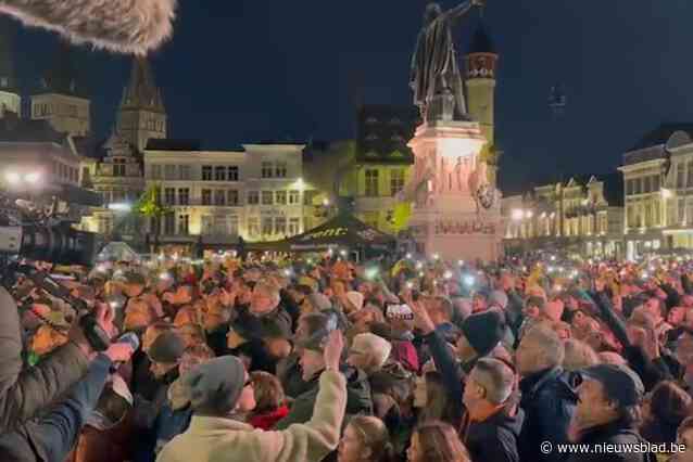 Kippenvel: meer dan 7.000 fans zingen ‘Mia’ van Gorki op Gentse Vrijdagsmarkt en blijven doorgaan wanneer het nummer gedaan is