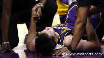 Lakers' Austin Reaves takes scary fall vs. Thunder, but returns to game after stint in locker room