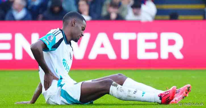 Why Alexander Isak was subbed off early for Newcastle against Crystal Palace