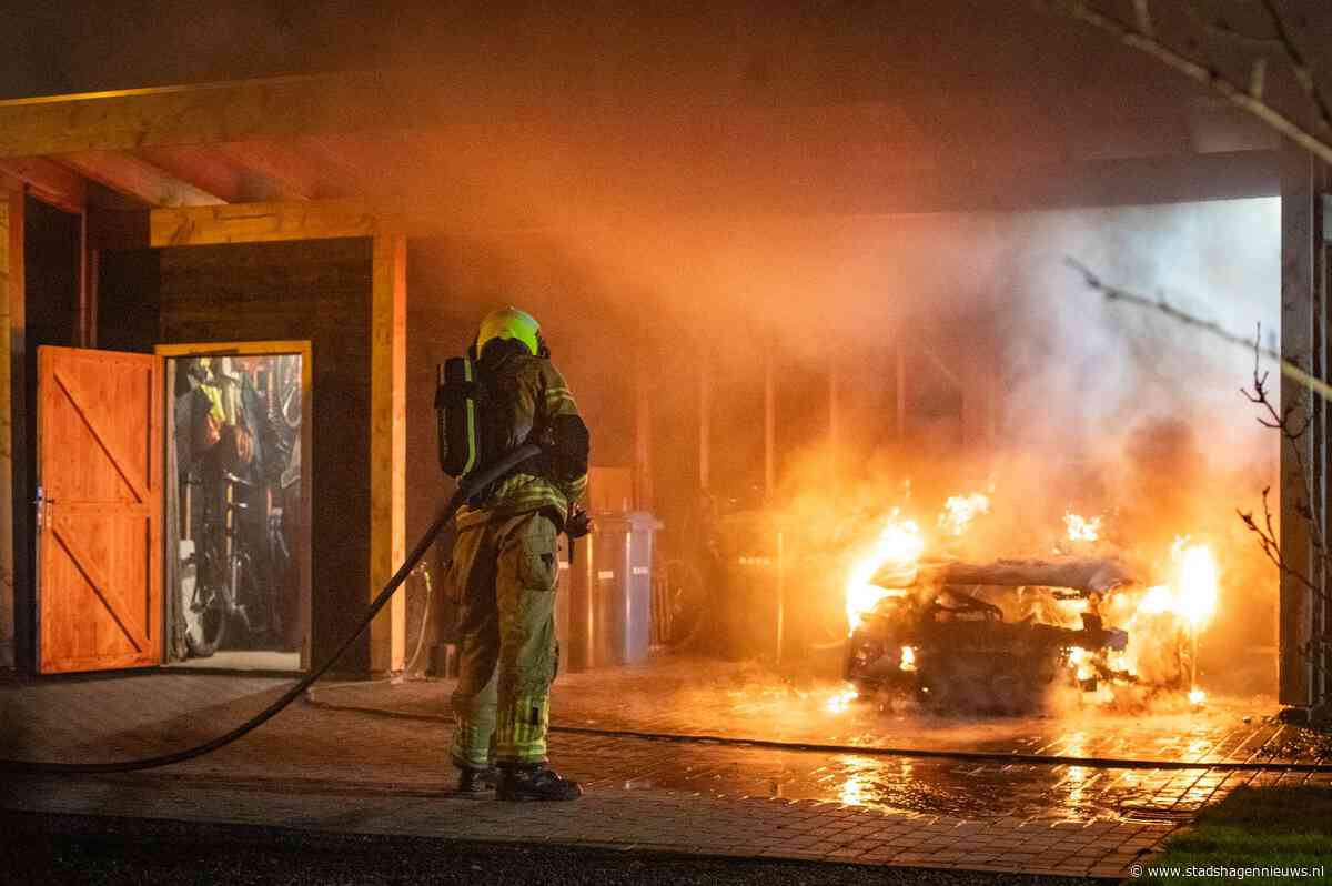 Auto brandt uit onder carport