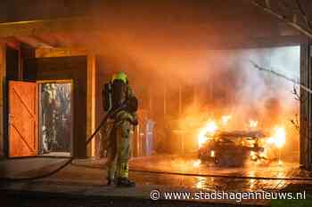 Auto brandt uit onder carport