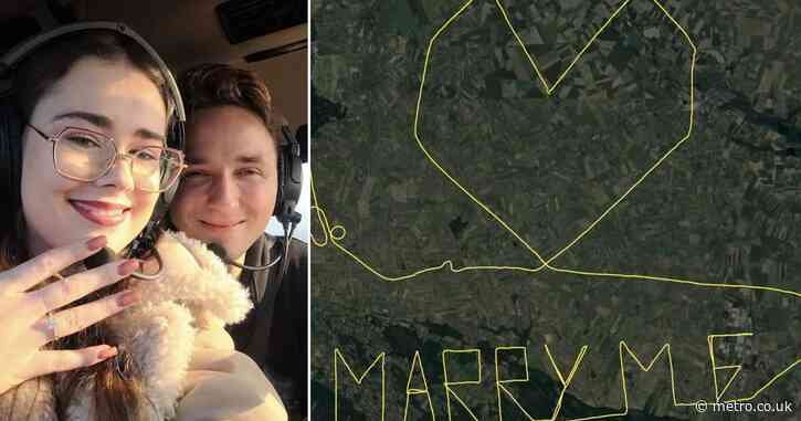 Pilot leaves a romantic surprise message on flight tracker