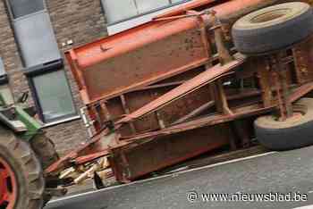 Aanhangwagen vol hout kantelt in Kortessem