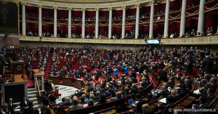 Francia, media: “Macron vuole un nuovo premier in 24 ore”. Tensioni in Parlamento, Le Pen: “Votiamo con la sinistra contro Barnier”