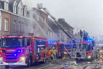 Woning ontruimd na hevige brand: vader en zoon afgevoerd, brandweer massaal ter plaatse