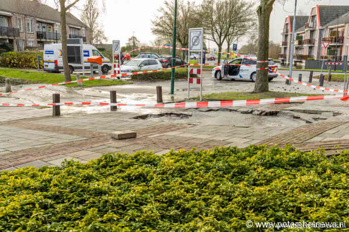 Gesprongen waterleiding veroorzaakt sinkhole in Wilnis: weg dicht