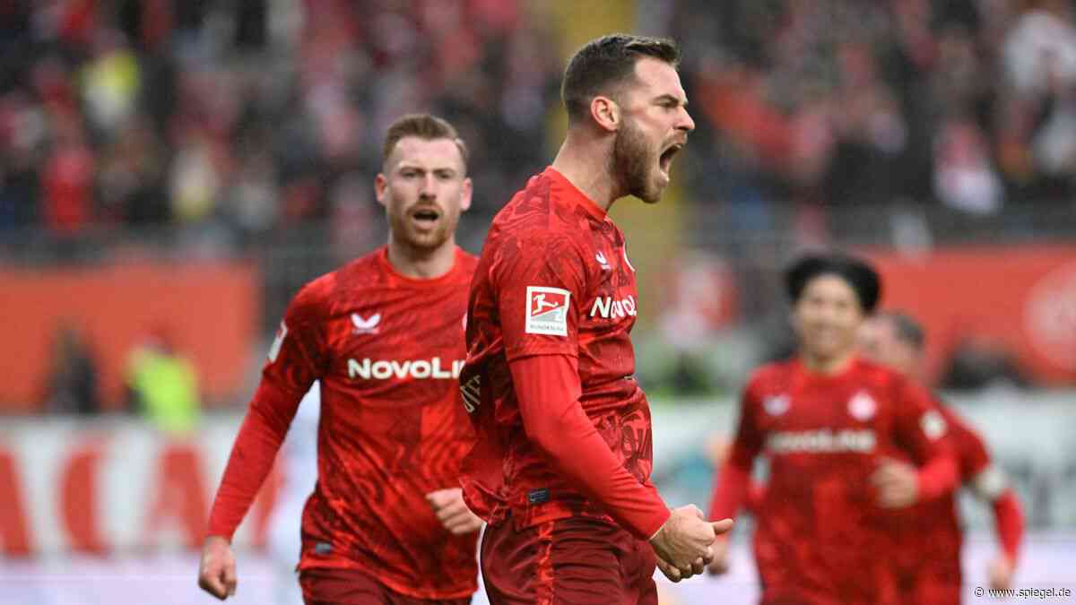 2. Fußball-Bundesliga: 1. FC Kaiserslautern schießt sich gegen Karlsruher SC an die Tabellenspitze heran