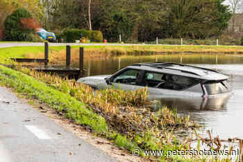 Auto te water langs Amstelkade Wilnis