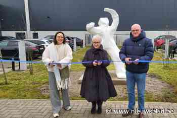 Kunstwerk Shadow Man is blikvanger in voortuin bedrijf Wims