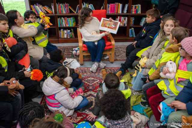 Presentatrice Imane Boudadi leest voor in Kringwinkel