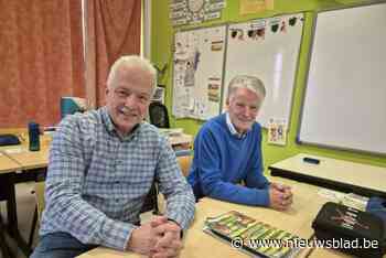 Meesters André (65) en Frans (72) staan weer voor de klas door lerarentekort: “Kinderen vinden het niet erg dat we wat punctueler zijn”