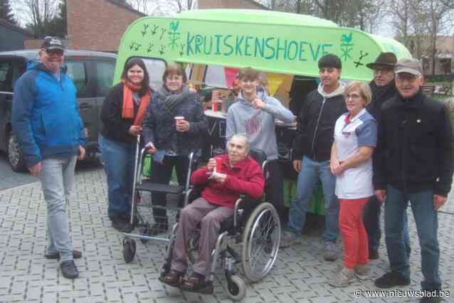 Jongeren trekken met gifgroene caravan op pad om ouderen soep te bezorgen: “Het is fantastisch om mee te werken”