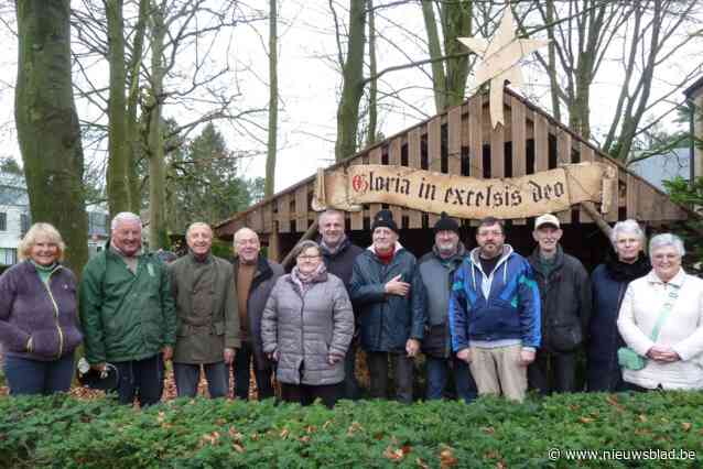 Kerststalvrienden van Heemkring ’t Sireentje brengen kerstboodschap op Heide