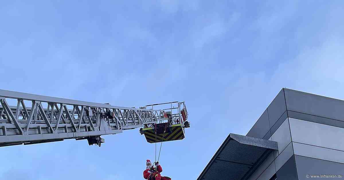 Würzburg: Feuerwehr-Nikoläuse seilen sich an der Kinderklinik ab