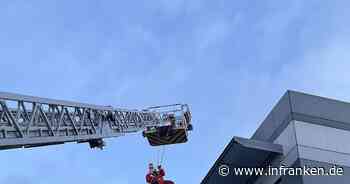 Würzburg: Feuerwehr-Nikoläuse seilen sich an der Kinderklinik ab