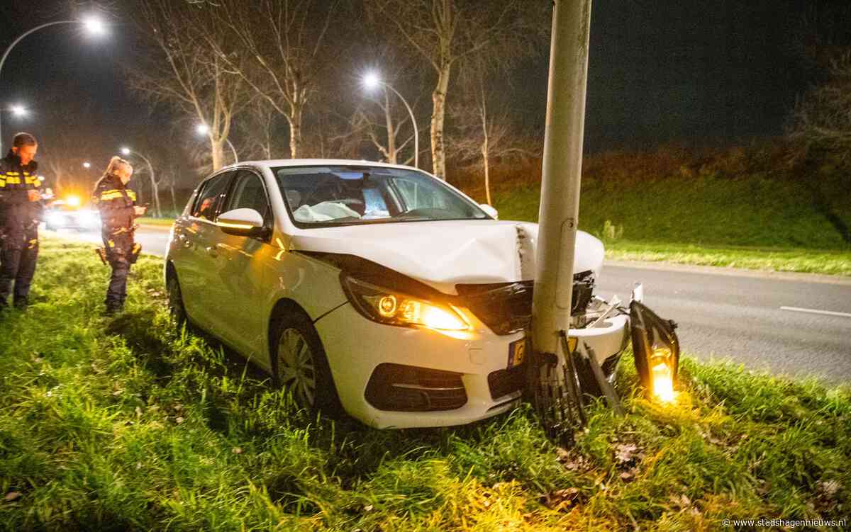 Automobilist botst hard tegen lantaarnpaal