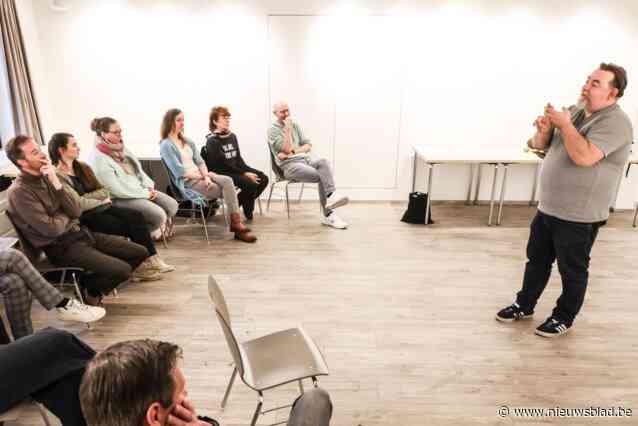 Vijf academies bundelen krachten voor pedagogische studiedag met workshops van stand-upcomedian Jeron Dewulf en dichteres Maud Vanhauwaert